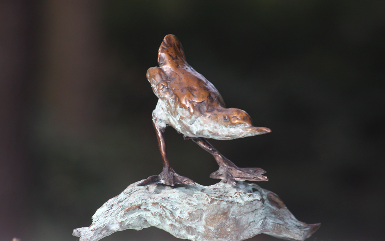 Ral vogeltjs op stronk - beeld in brons Jonneke Kodde - Galerie de Beeldenstorm